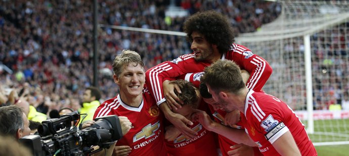 Fotbalisté Manchesteru United slaví gól proti Liverpoolu