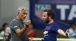 Trenér Manchesteru United José Mourinho dává pokyny záložníkovi Juanu Matovi