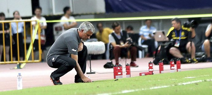 Trenér Manchesteru United José Mourinho si zapisuje poznámky