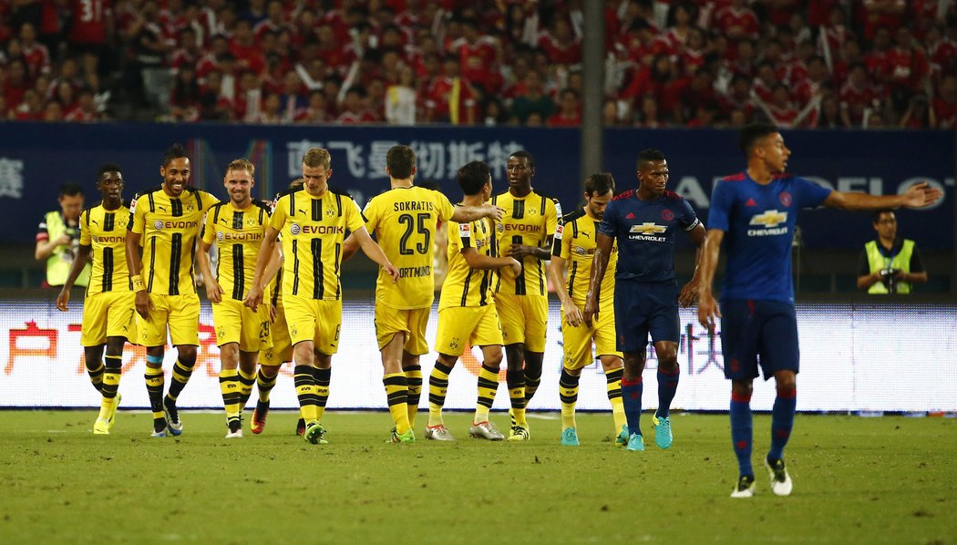 Fotbalisté Borussie Dortmund slaví gól proti United