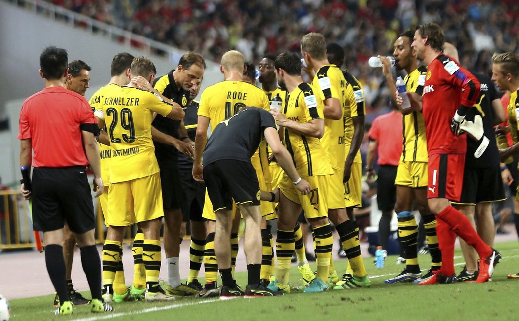 Fotbalisté Borussie Dortmund využívají pauzu na pití