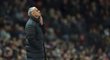Zklamaný trenér Manchesteru United José Mourinho během zápasu s Hullem