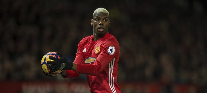 Záložník Manchesteru United Paul Pogba v akci proti Hullu