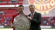 Robin van Persie a kouč David Moyes s trofejí