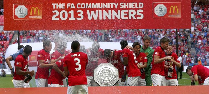 Manchester United porazil Wigan 2:0, o obě branky se postaral Robin van Persie, a získal svou první trofej – Community Shield.