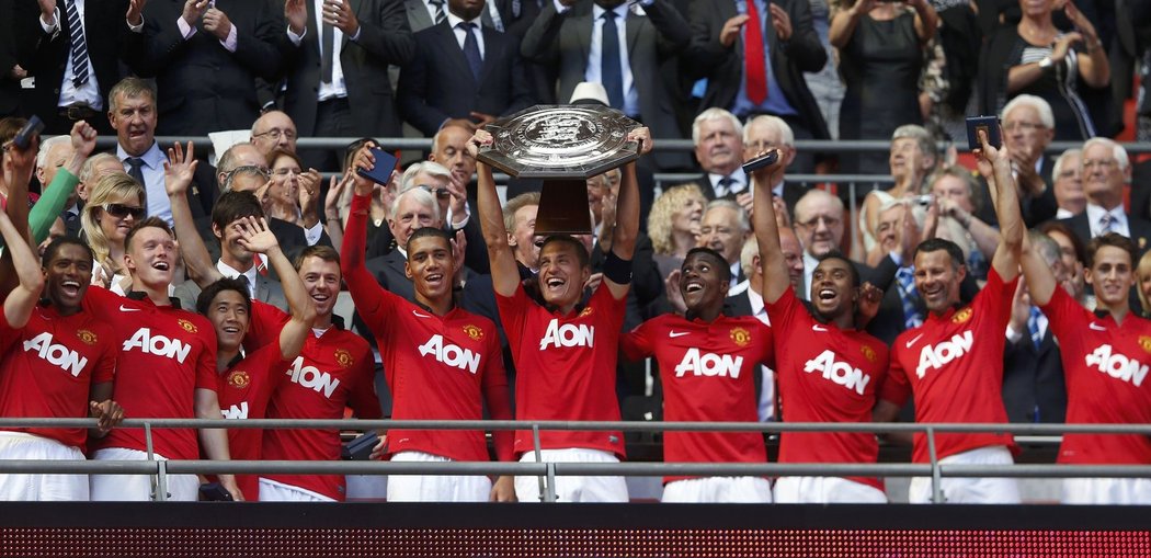 Manchester United porazil Wigan 2:0, o obě branky se postaral Robin van Persie, a získal svou první trofej – Community Shield.