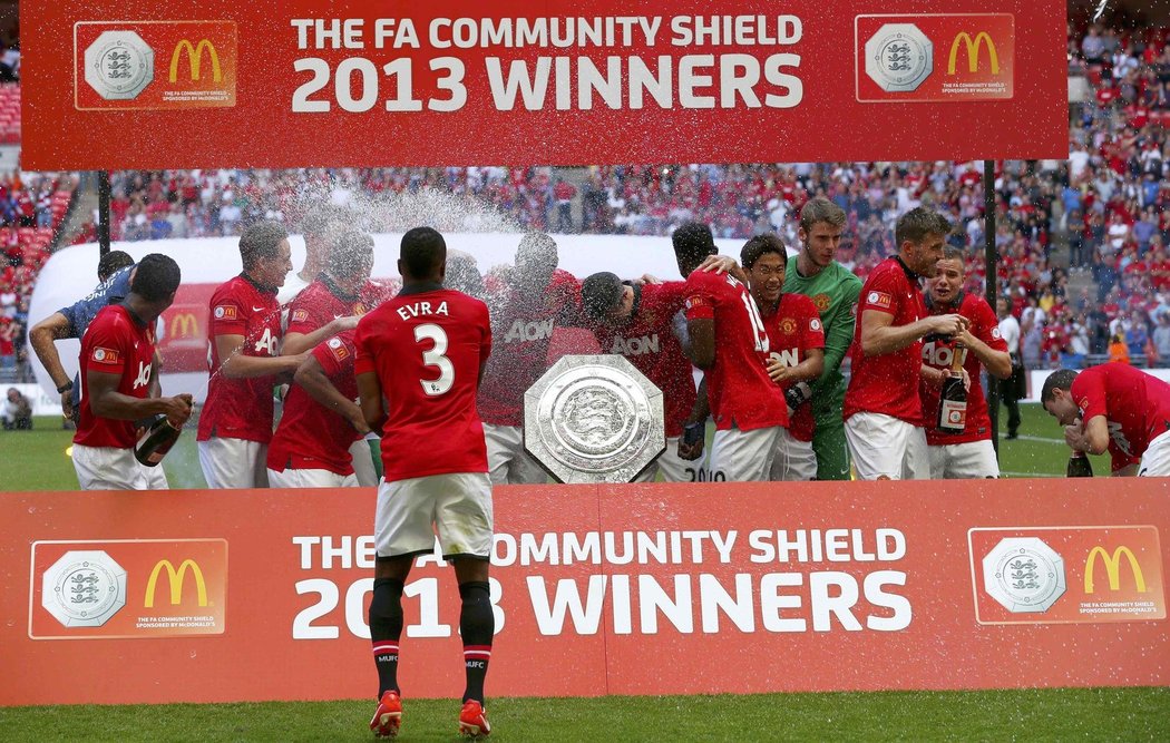 Manchester United porazil Wigan 2:0, o obě branky se postaral Robin van Persie, a získal svou první trofej – Community Shield.