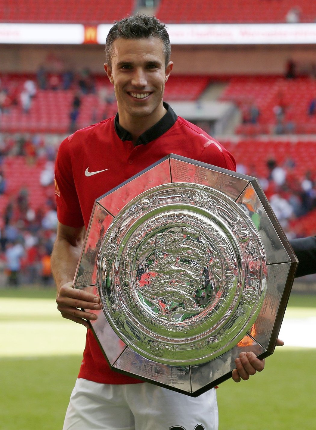 Fotbalisté Manchesteru United dnes ve Wembley porazili druholigový Wigan 2:0 a podvacáté v historii vyhráli anglický Superpohár. Na lavičce úřadujících ligových mistrů si nový trenér David Moyes odbyl úspěšnou soutěžní premiéru a připsal si i první trofej.