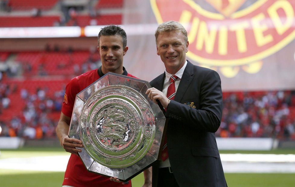 Robin van Persie a kouč David Moyes s trofejí