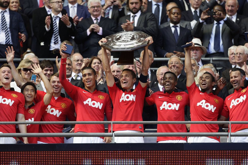 Manchester United porazil Wigan 2:0, o obě branky se postaral Robin van Persie, a získal svou první trofej – Community Shield.