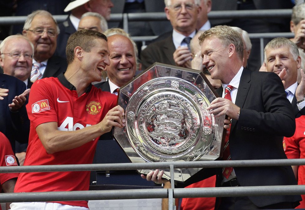 Manchester United porazil Wigan 2:0, o obě branky se postaral Robin van Persie, a získal svou první trofej – Community Shield.