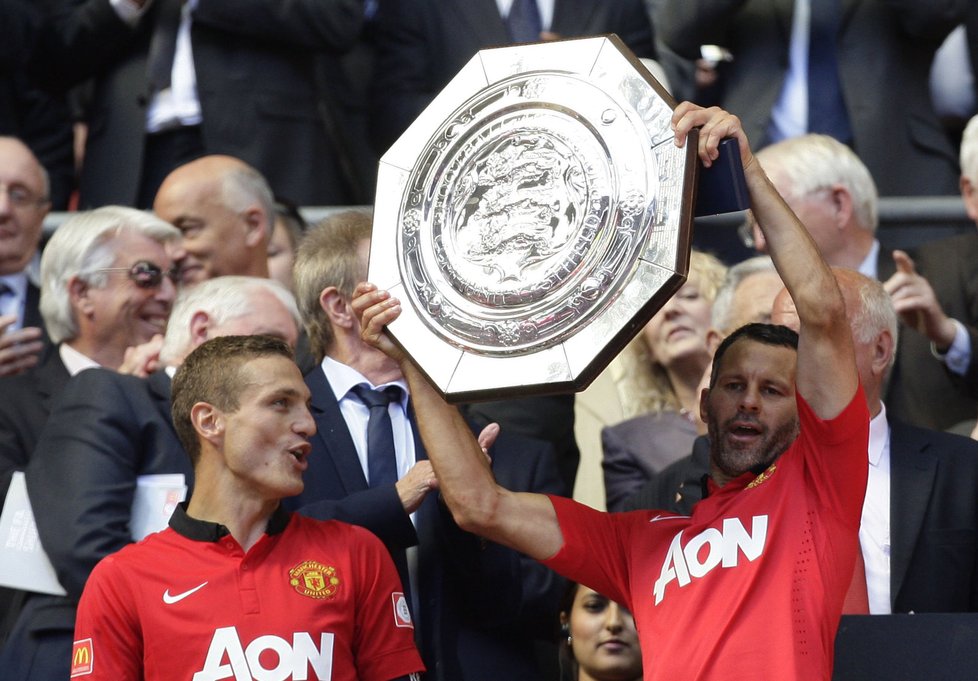 Manchester United porazil Wigan 2:0, o obě branky se postaral Robin van Persie, a získal svou první trofej – Community Shield.