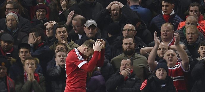 Zklamaný útočník Manchesteru United Wayne Rooney a naštvaní fanoušci