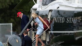 Prezident Donald Trump a jeho výkonná asistentka Natalie Harpová vystupují z lodi Marine One. (16. 8. 2026)