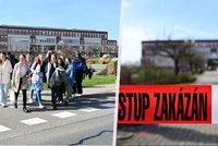 Policie zasahuje v budově Univerzity Hradec Králové: Studenti jsou před budovou