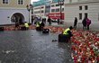 Dobrovolníci z řad studentů posbírali svíčky a květiny donesené na pietní místo před Karolinem, 5. 1. 2024.