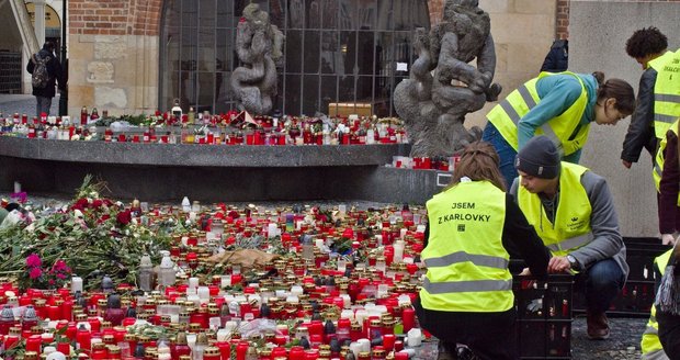 Dobrovolníci z řad studentů posbírali svíčky a květiny donesené na pietní místo před Karolinem, 5. 1. 2024.