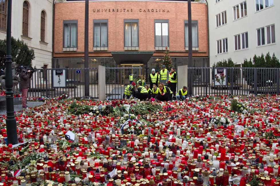 Dobrovolníci z řad studentů posbírali svíčky a květiny donesené na pietní místo před Karolinem, 5. 1. 2024.