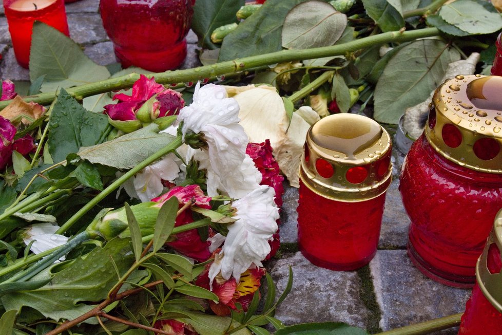 Lidé na pietní místo před Karolinem přinesli převážně svíčky a květiny, 5. 1. 2024.