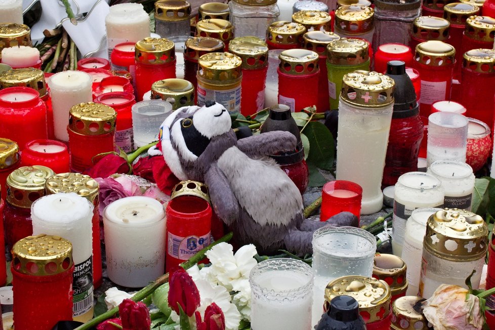 Lidé na pietní místo před Karolinem přinesli mimo svíček a květin i další pietní předmety, 5. 1. 2024.