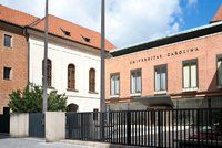 O post rektora Univerzity Karlovy se utkají dva kandidáti. Vůbec poprvé by v čele mohla stanout žena