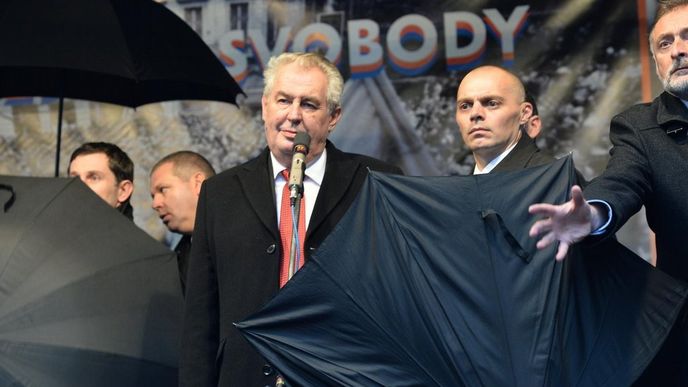 17. listopadu 2014 - prezidentova ochranka kryje Miloše Zemana před vajíčky