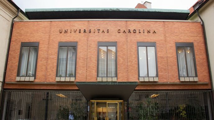 O post nového rektora Univerzity Karlovy usiluje pět akademiků. O post nového rektora Univerzity Karlovy usiluje pět akademiků.