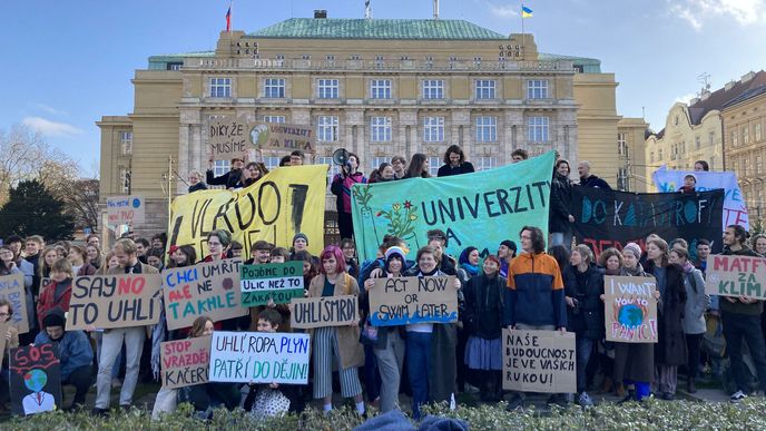 V pondělí před pražskou Filozofickou fakultou začala univerzitní stávka za klima. 