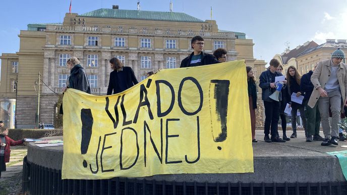 Stávka za klima před pražskou Filozofickou fakultou
