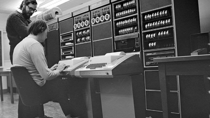 Vývojáři vývojáři Dennis Ritchie a Ken Thompson z počítačového oddělení Bell Labs stvořili Unix.