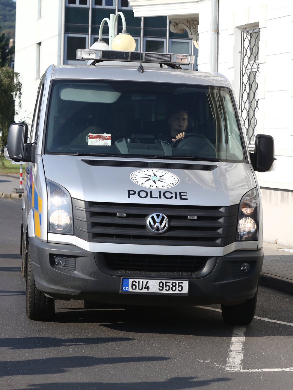 Muž obviněný z únosu přijel k soudu policejní dodávkou s pořádným doprovodem.