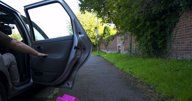 Rodiče, pozor! Úchyl lákal v Blovicích u Plzně holčičku do auta. (Ilustrační foto)