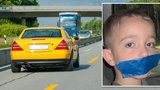 V autě na Liberecku uviděla dítě se zalepenou pusou: Chlapec ale jen držel bobříka mlčení