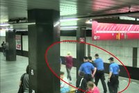 VIDEO: Poplach kvůli únosu dítěte v Praze: Strážníci v metru zadrželi podezřelou, byla to jeho matka