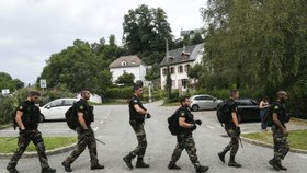 Pátrání po malé Maëlys pokračuje. Zapojeni jsou policisté, potápěči, psi i vrtulník.