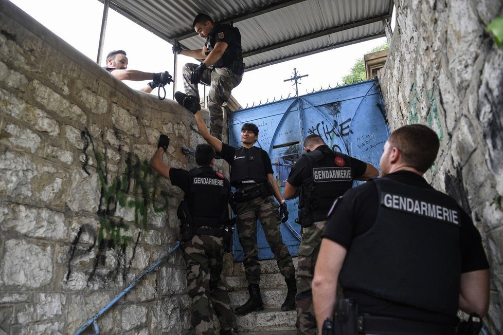 Pátrání po malé Maëlys pokračuje. Zapojeni jsou policisté, potápěči, psi i vrtulník.