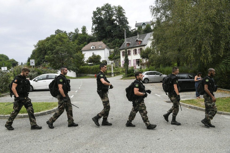 Pátrání po malé Maëlys pokračuje. Zapojeni jsou policisté, potápěči, psi i vrtulník.