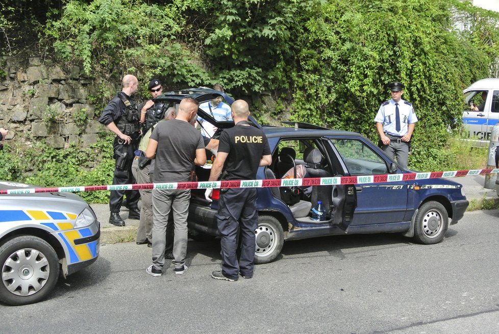 Vůz krátce po zadržení únoskyně prohledávají policisté.
