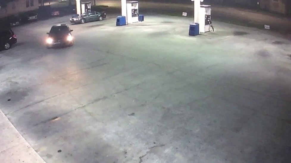 Unesená žena vyskočila z kufru auta a schovala se na benzinové pumpě.