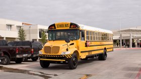 Útočník s nožem unesl školní autobus v americkém Jacksonvillu.