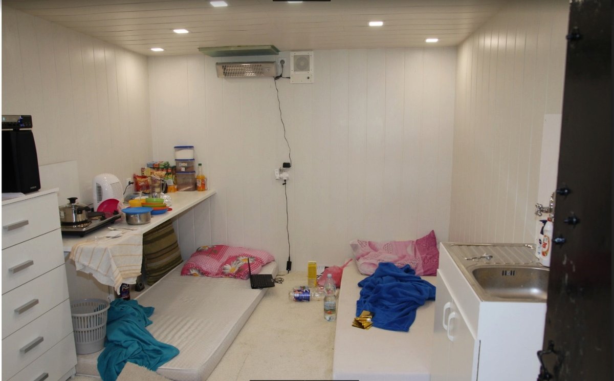 Policisté zveřejnili fotky garáže, kde byly obě děti vězněny. Byla upravená jako byt, byla v ní komoda, kuchyňský dřez, dvě matrace a nádobí.