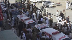 Ozbrojenci v Pákistánu přepadli autobus: Příbuzní cestujících povražděného autobusu.