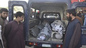 Ozbrojenci v Pákistánu přepadli autobus: Těla obětí jsou převážena do nemocnice ve městě Quetta.