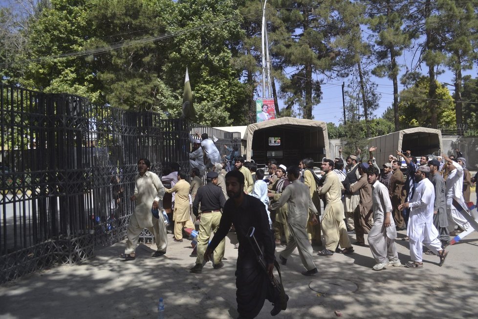 Ozbrojenci v Pákistánu přepadli autobus: Příbuzní cestujících