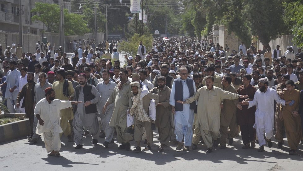 Ozbrojenci v Pákistánu přepadli autobus: Příbuzní cestujících