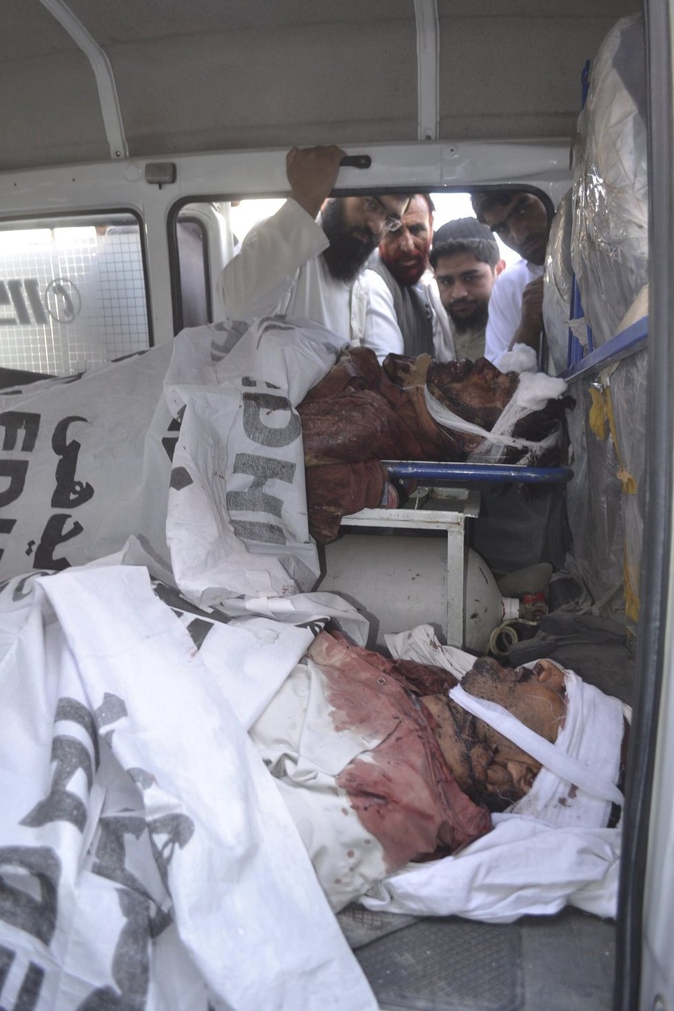 Ozbrojenci v Pákistánu přepadli autobus: Bylo zabito přinejmenším 19 lidí.