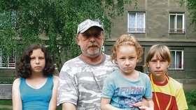 Miroslav Kraft se svými dětmi. Se Žanetou (vlevo), Jakubem (na klíně) a Katkou.