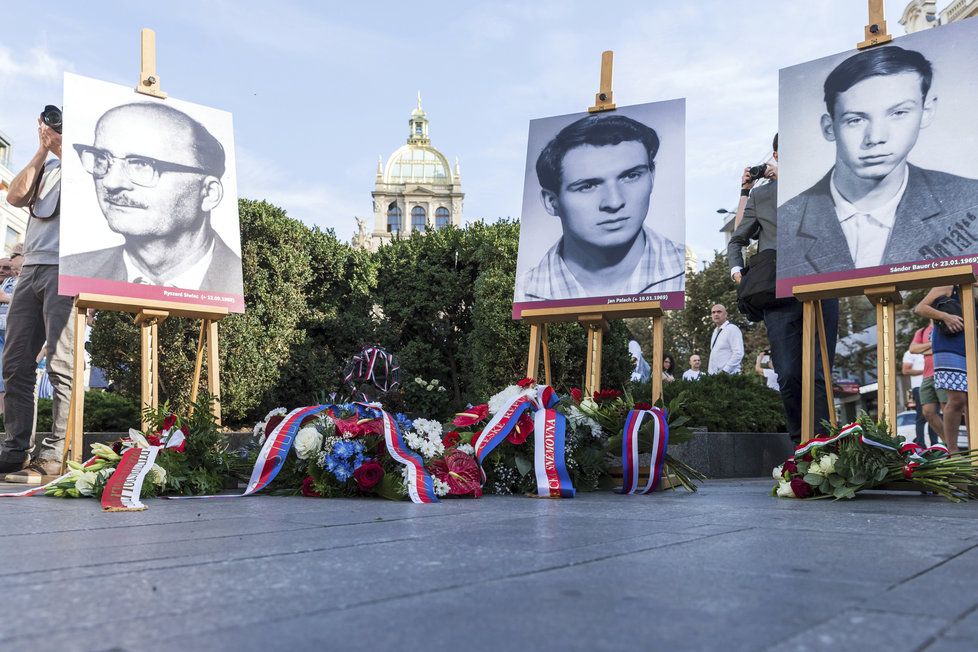 Pietní akt na Václavském náměstí si připomněl živé pochodně z let 1968 až 1969. Následovala debata v rámci projektu sPOLeCZně.