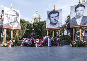 Pietní akt na Václavském náměstí si připomněl živé pochodně z let 1968 až 1969. Následovala debata v rámci projektu sPOLeCZně.