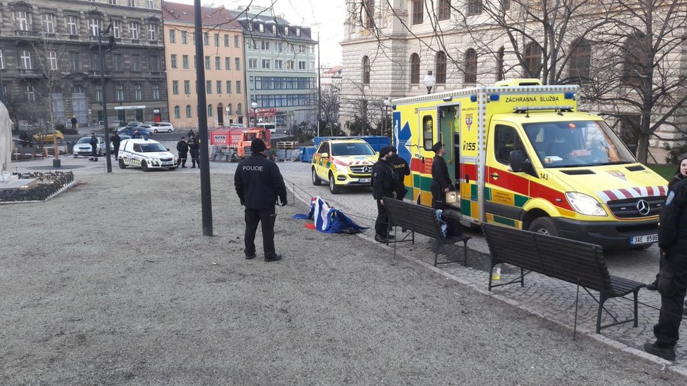 Policisté zabránili dalšímu neštěstí. Muž (47) oznámil, že se na Václavském náměstí hodlá upálit. Policisté spolu se strážníky jej včas zadrželi.